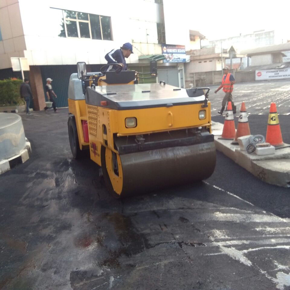 pekerja mengaspal jalan